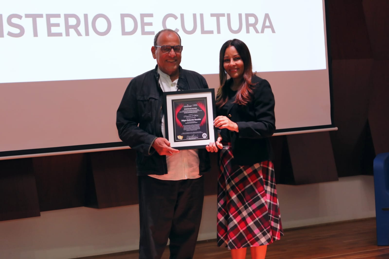 Artista recibe reconocimiento. Foto: Cortesía