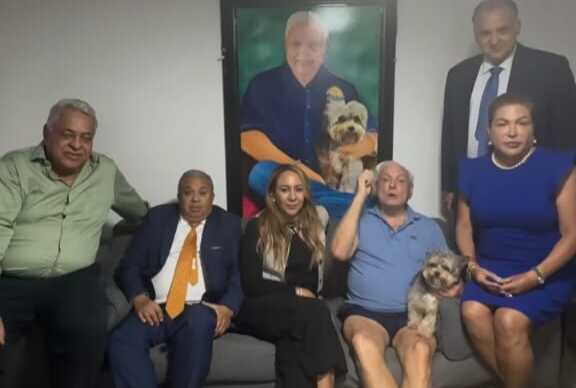 Martinelli junto a sus abogado y su mascota Bruno.