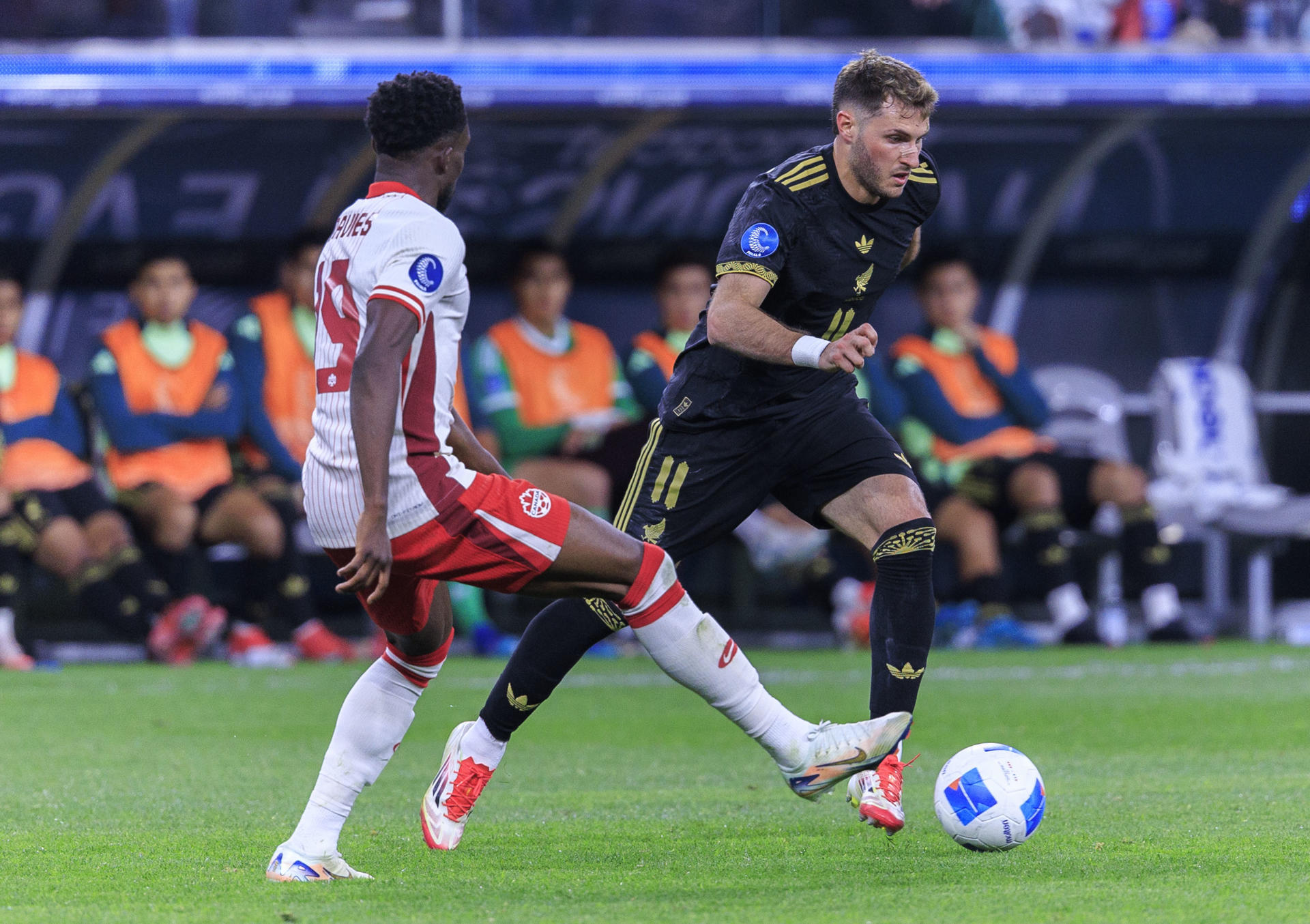 Fotografía de archivo donde aparece el futbolista mexicano Santiago Giménez (d). EFE