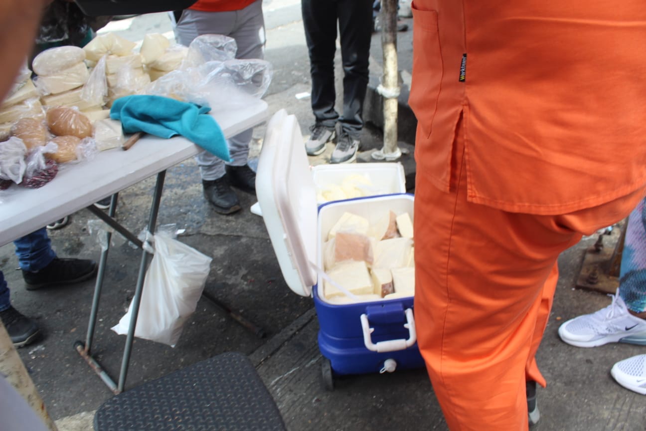 Decomiso de quesos y otros productos alimenticios.