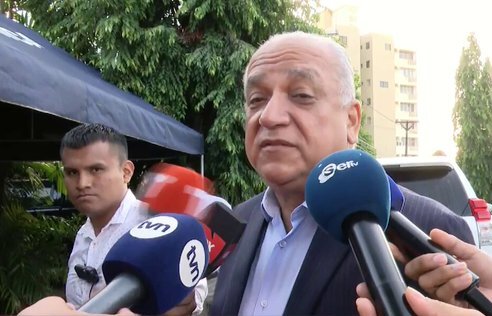 El diputado Luis Eduardo Camacho brinda detalles a la prensa nacional sobre la salida de Martinelli hacia Nicaragua.