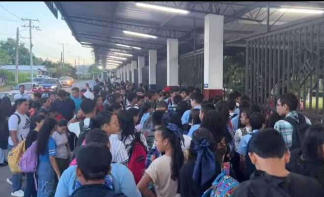 Asistencia de estudiante al colegio Félix Olivares en David. Chiriquí.