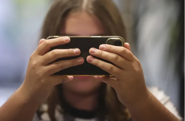 La investigación analiza la percepción de los jóvenes sobre el impacto de las redes en muchos aspectos de su vida social. Foto: EFE