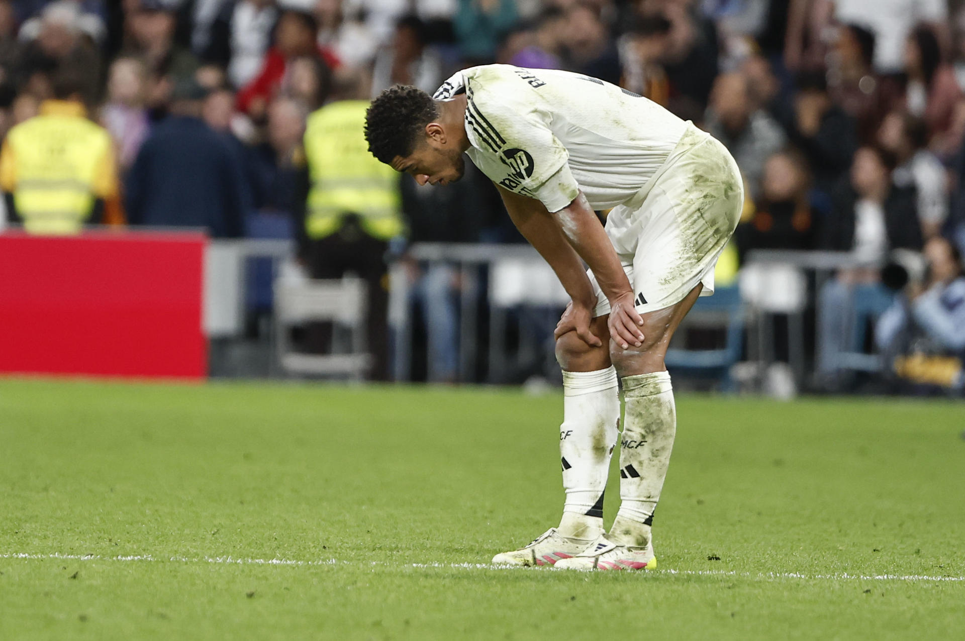 Bellingham tras la derrota de su equipo en el partido de LaLiga entre el Real Madrid y el Valencia. /Foto: EFE