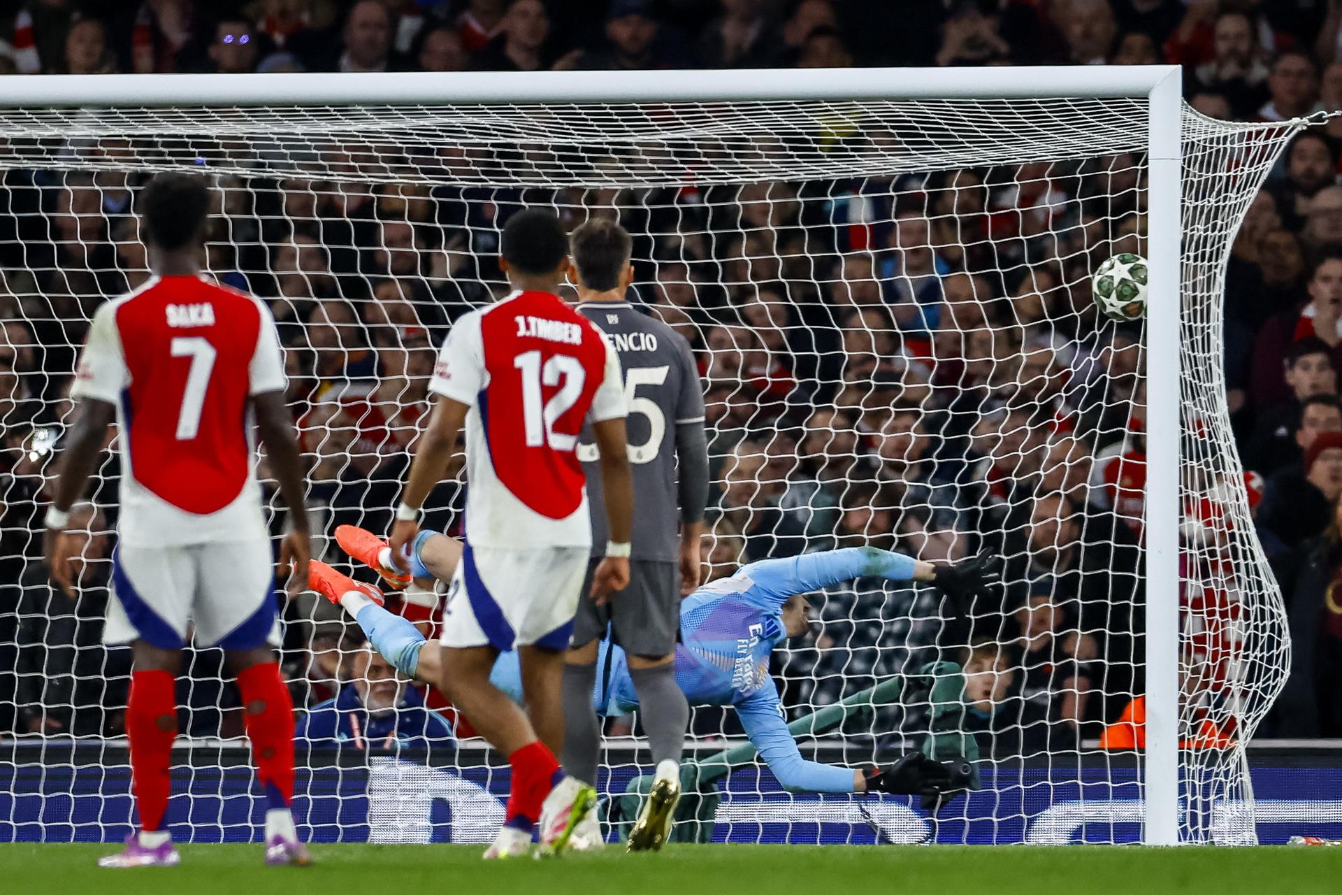 Thibaut Courtois encaja uno de los goles de falta directa durante el partido de ida. /Foto: EFE