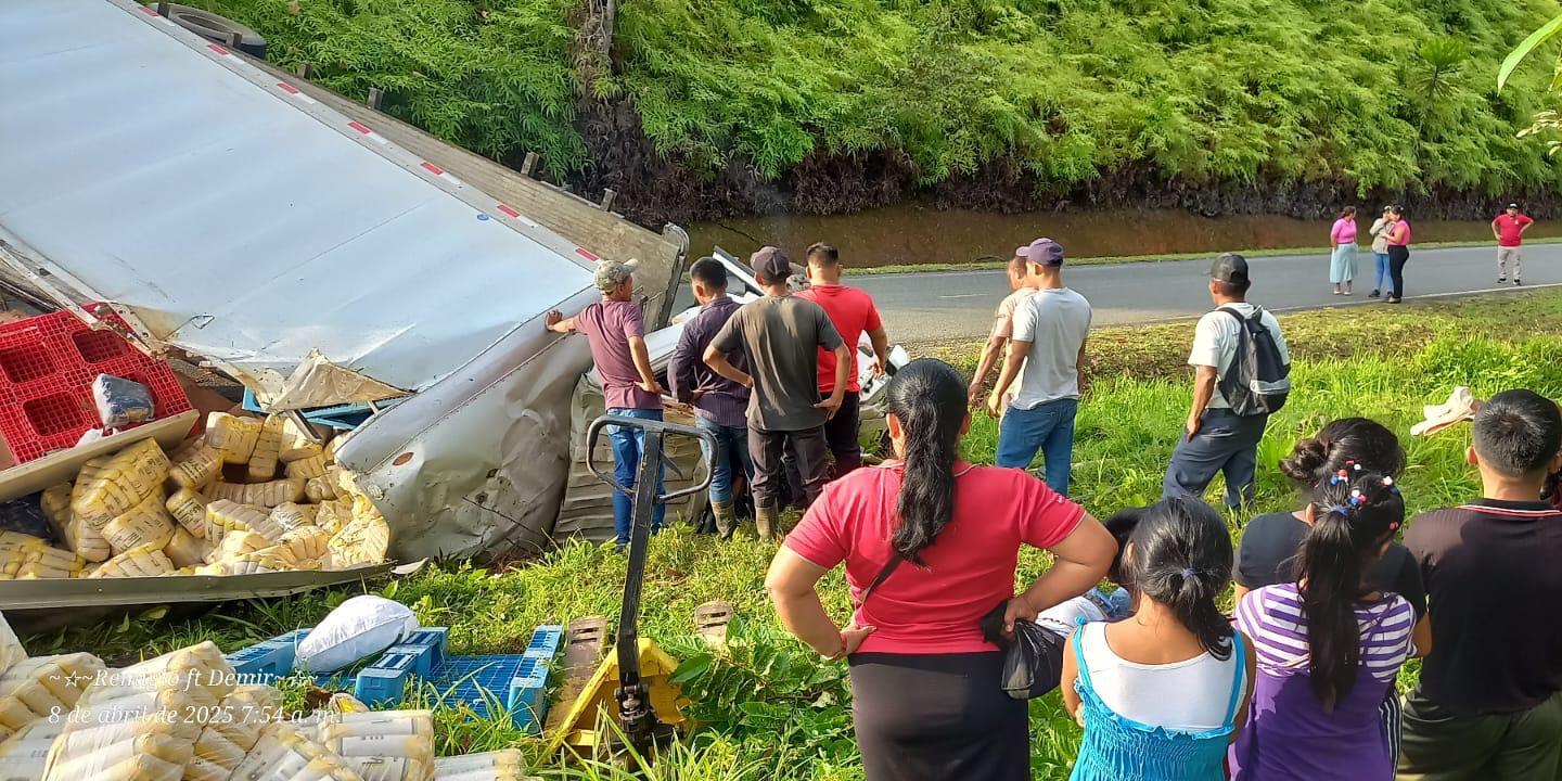 Camión del IMA cargado de arroz.