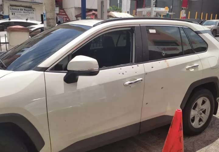 Así quedó el auto de la víctima.
