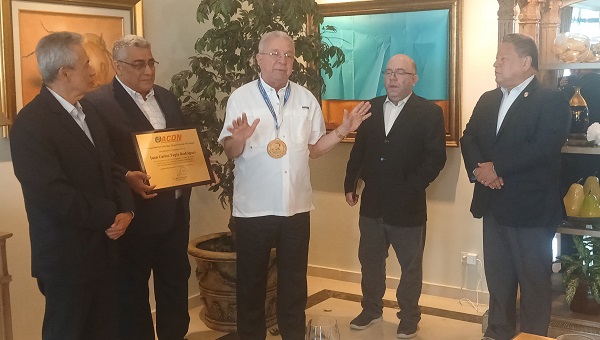 Juan Carlos Tapia (c) da sus palabras luego de recibir la medalla de honor Abelardo Raidi, por parte de la AIPS América. Foto: Joel González