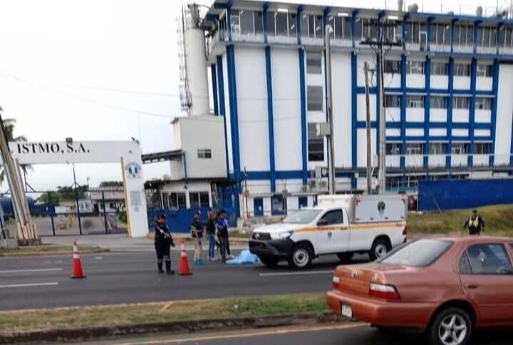 Levantamiento del cadáver.          (Foto: Tráfico Panamá)