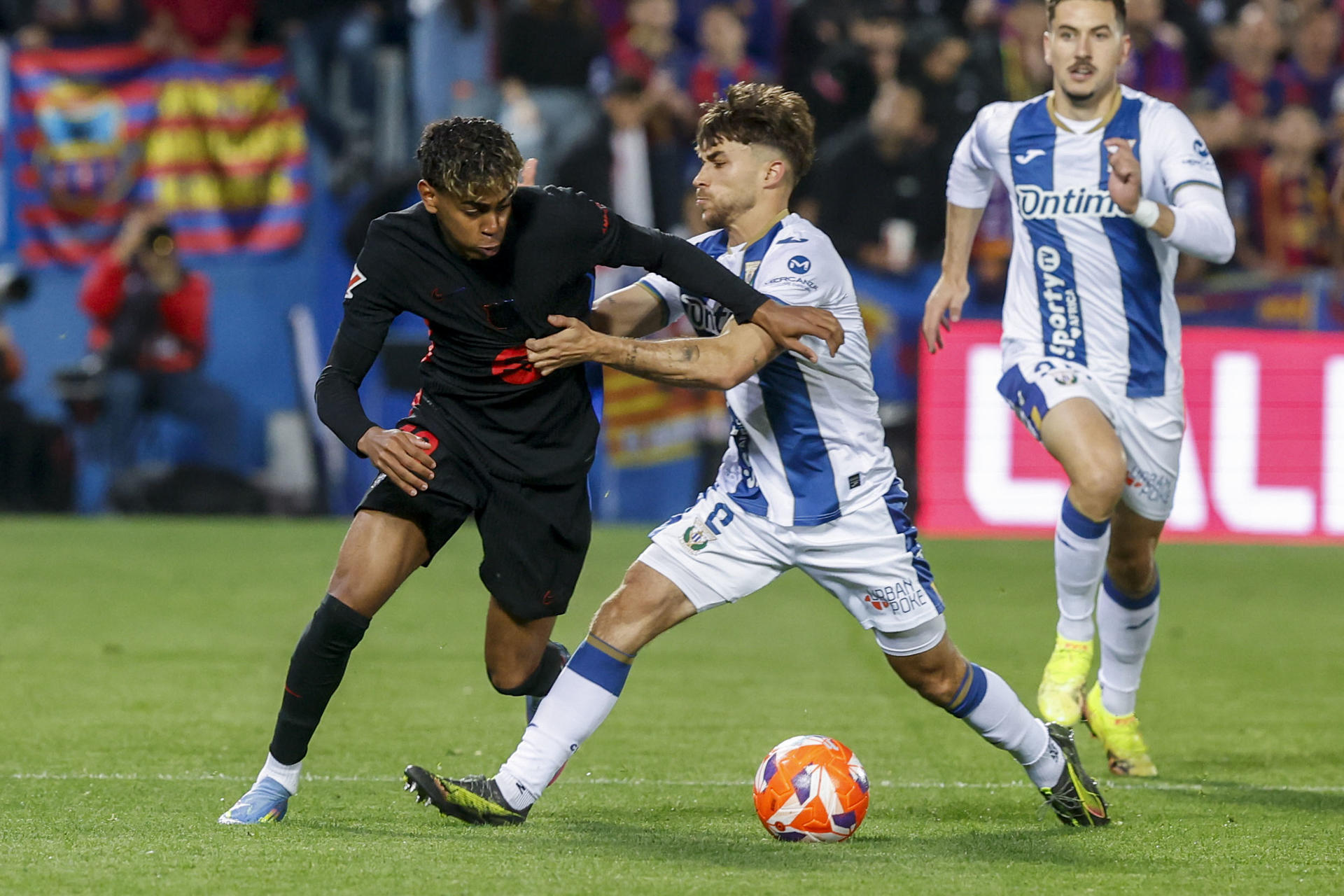 El lateral del Leganés Adrià Altimira (d) disputa un balón ante el delantero del Barcelona Lamine Yamal. /Foto: EFE