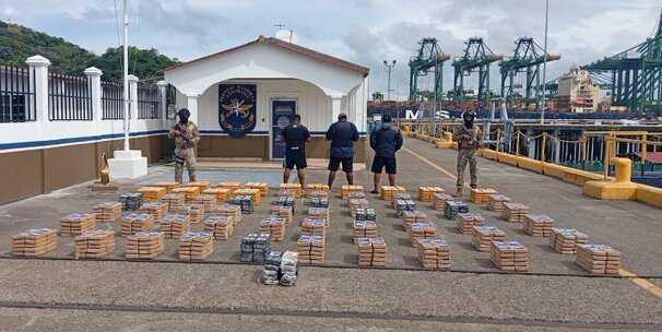 Los paquetes de droga y los tres detenidos.
