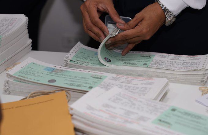 Cheques de la primera quincena de abril a colaboradores de la Asamblea Nacional.