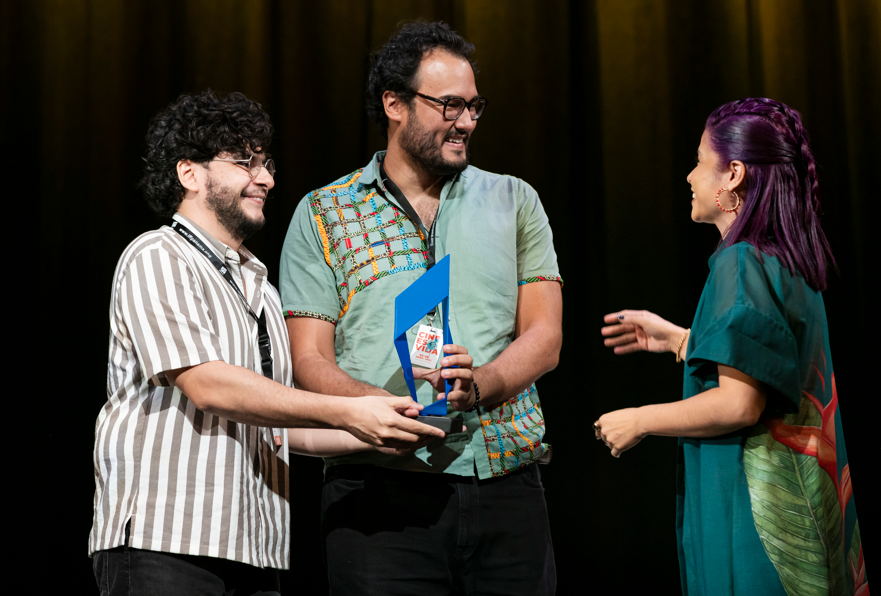 El director panameño Félix Guardia recibe "El Premio del Público". Foto: Cortesía