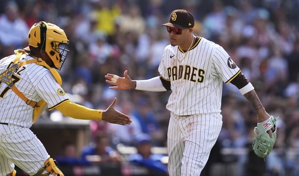 Manny Machado (d), de los Padres, celebra con Elías Díaz. Foto: EFE