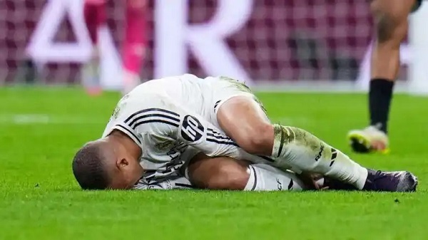 Kylian Mbappé al momento de lesionarse en el partido de la Liga de Campeones de la UEFA  ante el Arsenal.
