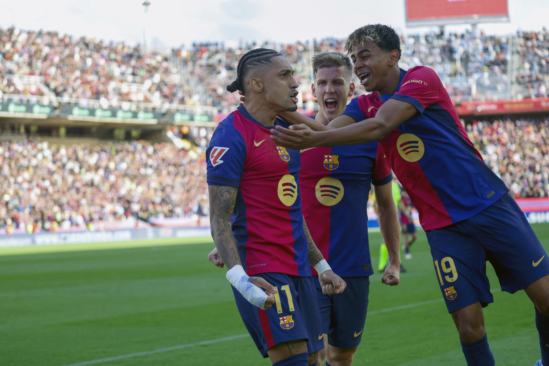 Raphinha celebra con sus compañeros tras marcar gol de penalti. /Foto: EFE