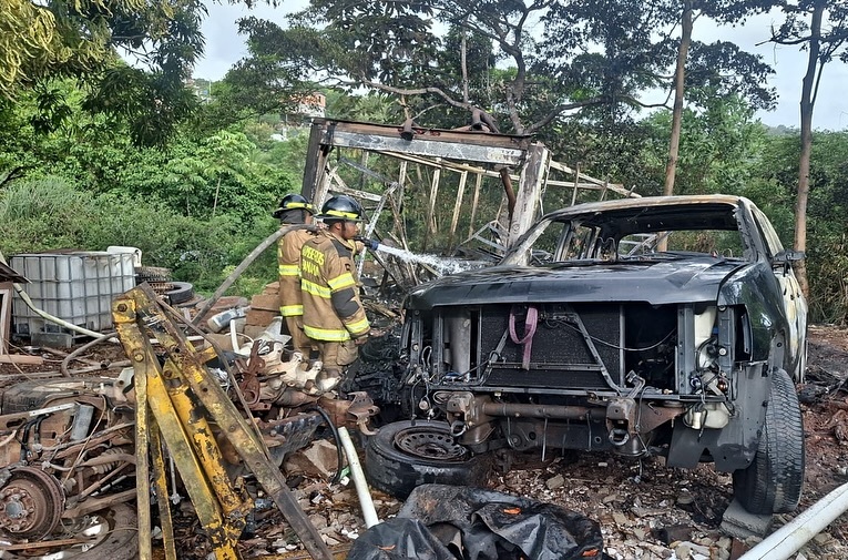 Bomberos atienden incendio en taller.