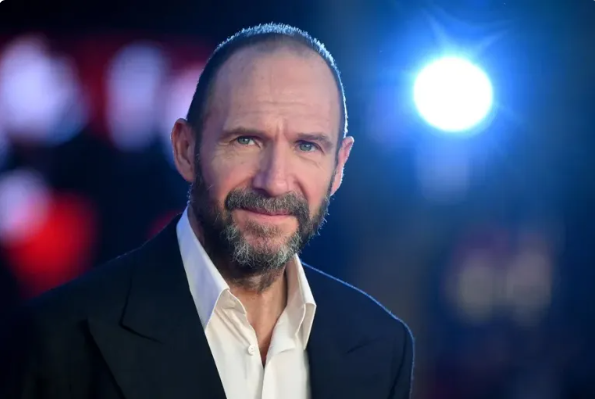 El actor británico Ralph Fiennes, quien representa al cardenal Thomas Lawrence en 'Cónclave'. Foto: EFE