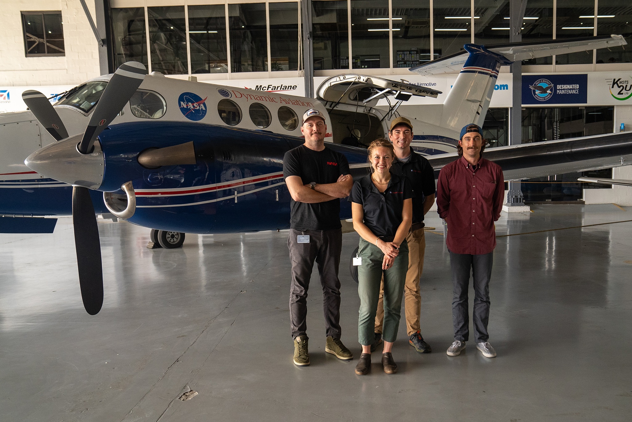 John Chapman, Katarina Kinne, Matt Roy y Michael Bernas en el Aeropuerto Marcos A. Gelabert en Ciudad de Panamá, listos para sobrevolar Panamá y Costa Rica con el avión N53W. Foto: EFE