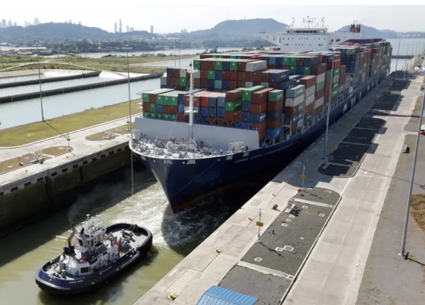 El barco portacontenedores de Estados Unidos transita por el Canal de Panamá, en una fotografía de archivo. Foto: EFE