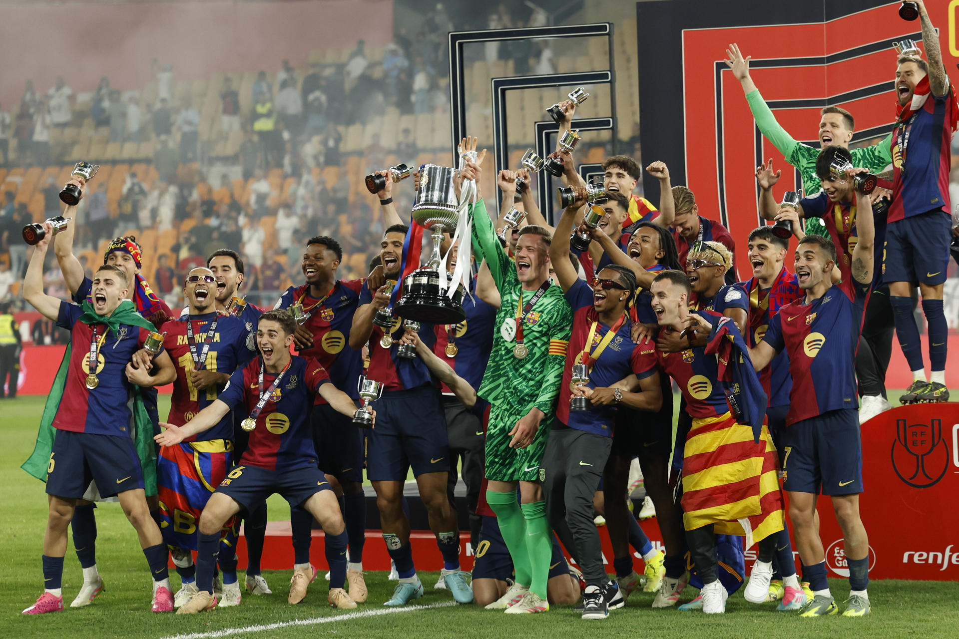  Los jugadores del Barcelona celebran su victoria en la Copa del Rey. /Foto: EFE