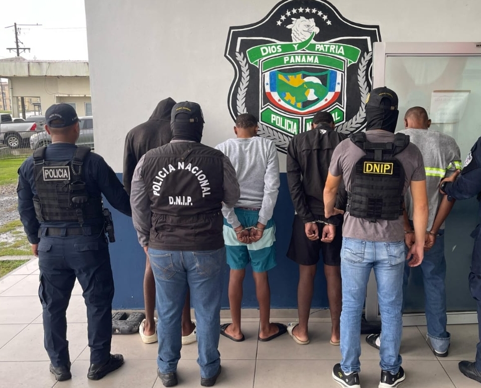 Padre e hijos tras las rejas.