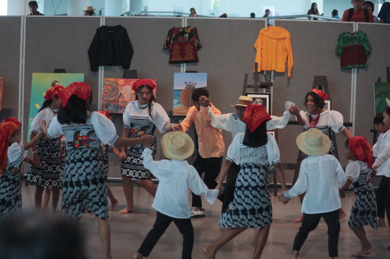 La jornada contó con la participación de diseñadores de moda, teatristas y escritores. Foto: Cortesía