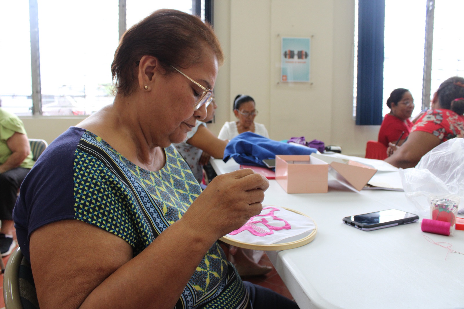 Enseñan bordados de pollera para mejorar la motricidad fina y la salud. Foto: Cortesía