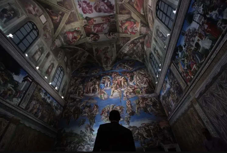 Visitantes observan una reproducción de la Capilla Sixtina, en una imagen de archivo. Foto: EFE