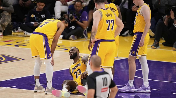LeBron James al momento de lesionarse. Foto: EFE
