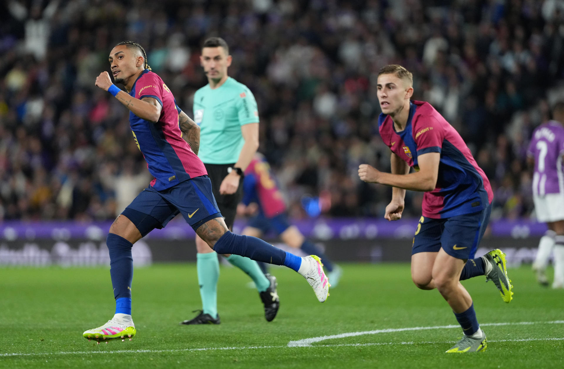 Raphinha (i) celebra tras marcar ante el Valladolid. /Foto: EFE