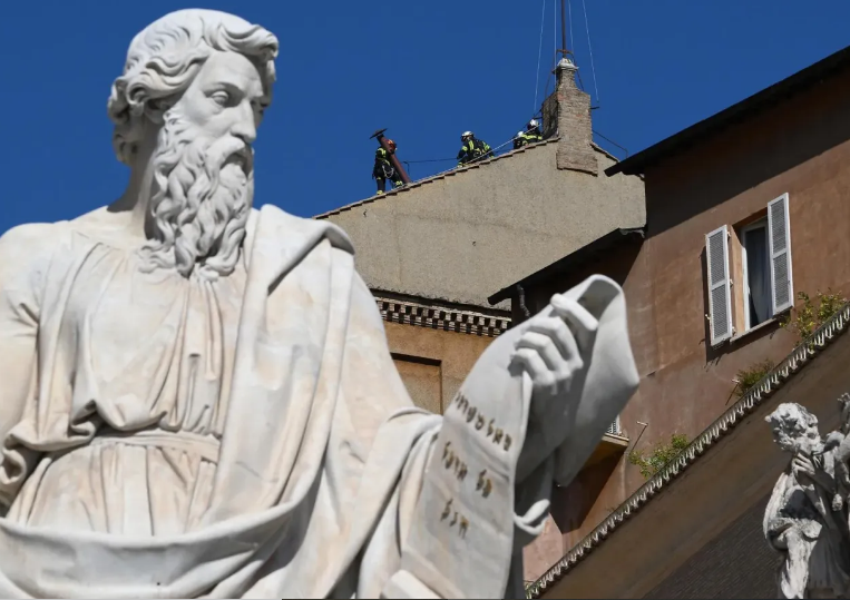 Los bomberos instalaron este viernes la chimenea en el techo de la Capilla Sixtina del Vaticano con motivo del cónclave. Foto: EFE