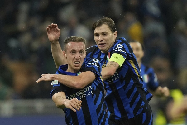 Davide Frattesi (izq.) antó el cuarto y decisivo gol para el Inter de Milán. Foto: EFE