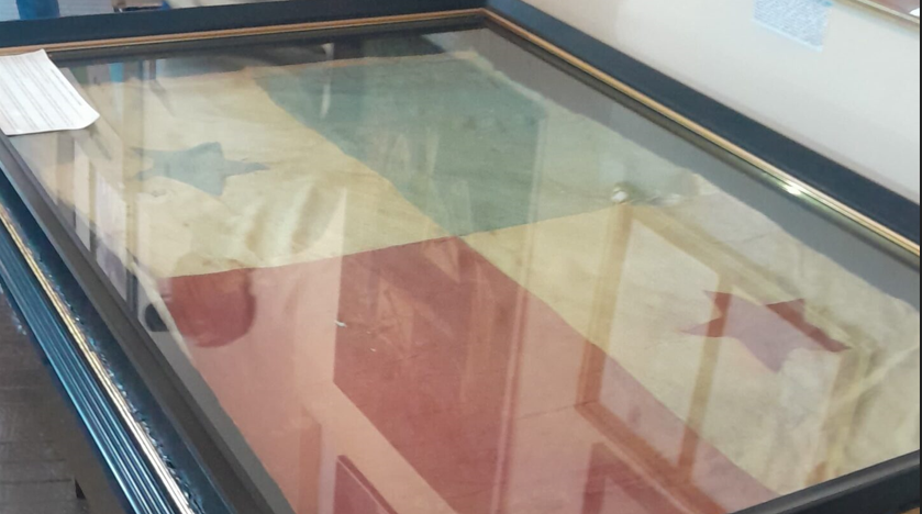 La “Bandera Herida”, símbolo histórico de la nación. Foto: Cortesía