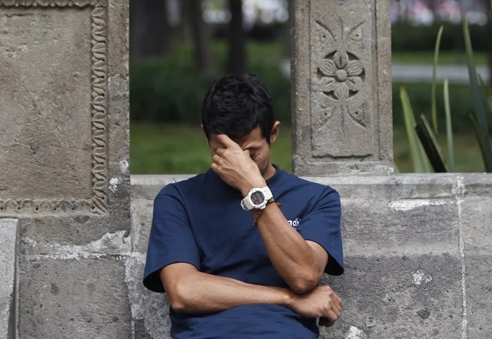 Un hombre con migrañas. Foto: EFE