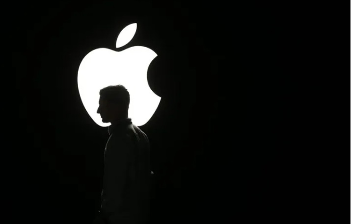 Vista del logo de Apple, durante el evento de lanzamiento de varios de sus dispositivos, en una fotografía de archivo. Foto: EFE