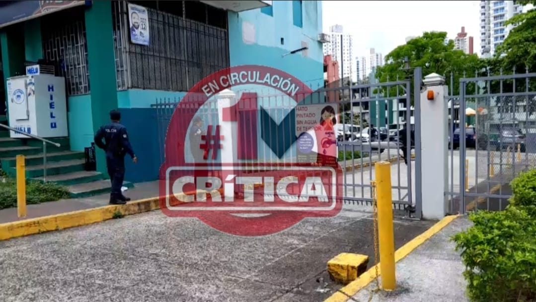 Escena del hecho de sangre en los estacionamiento del edificio.  (Foto-Video: Landro Ortiz)