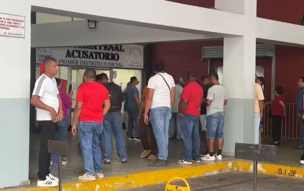 Sus compañeros en las afueras del SPA, plaza Ágora.