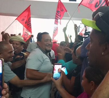 "Nos están montando juicios amañados pero tenemos que seguir firme... se entiende la situación económica pero tenemos que seguir peleando", expresó Yamir Córdoba, miembro del Suntracs, a su salida del SPA en Plaza Ágora. 