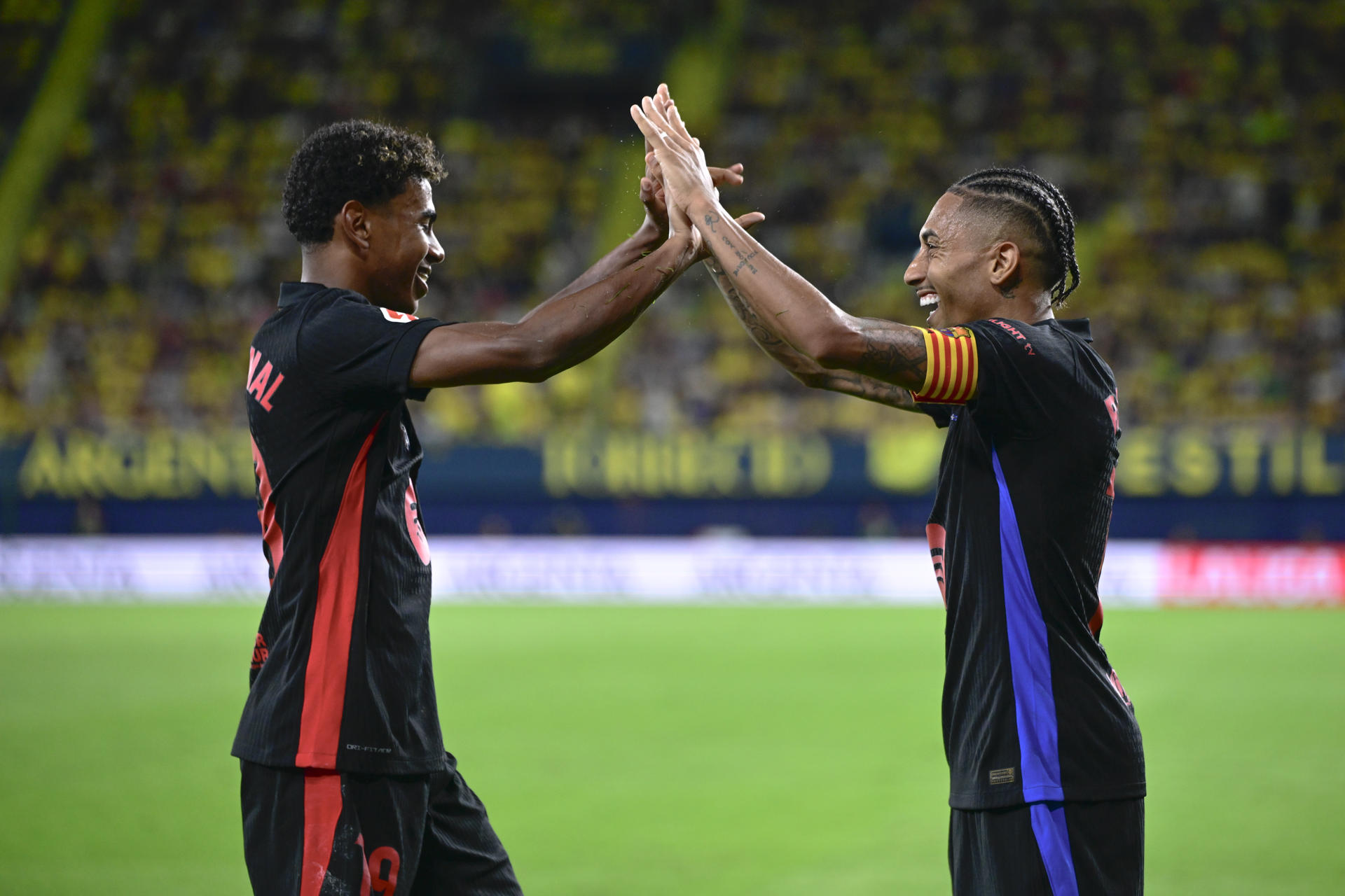 Raphinha (d) y Lamine Yamal, celebran un gol en el estadio de La Cerámica. /EFE