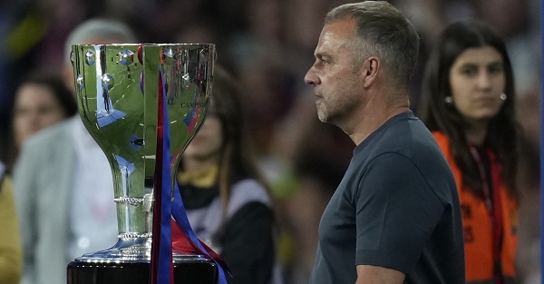 Hansi Flick, con el equipo del Barcelona, ya ganó la Supercopa, la Copa del Rey y la Liga Española. 
