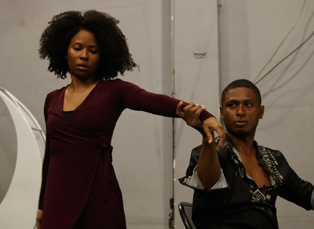 La obra invita al público a presenciar un proceso de reconstrucción desde el cuerpo, el gesto y la sonoridad. Foto: Cortesía