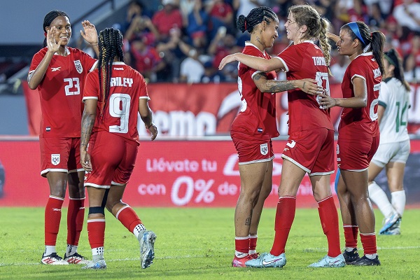 Jugadoras de la Selección Mayor Femenina de Fútbol celebran uno de los goles anotados ante Bolivia. Foto: EFE