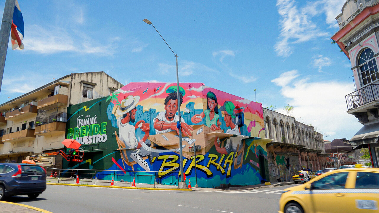 Mural en Avenida de Los Mártires grita "birria con los frenes" 