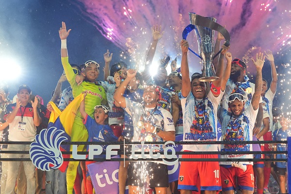 Jugadores del Plaza Amador con el trofeo de campeón de la LPF. Foto: EFE