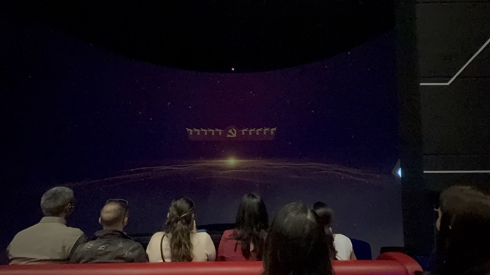 Un grupo de personas aprecia el video en 4D de China. 