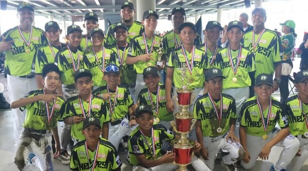 El equipo de Panamá Oeste conquistó el título del Campeonato Nacional Sub-12 de Béisbol, al vencer en la final a Panamá Metro 3-2. Foto: Fedebeis