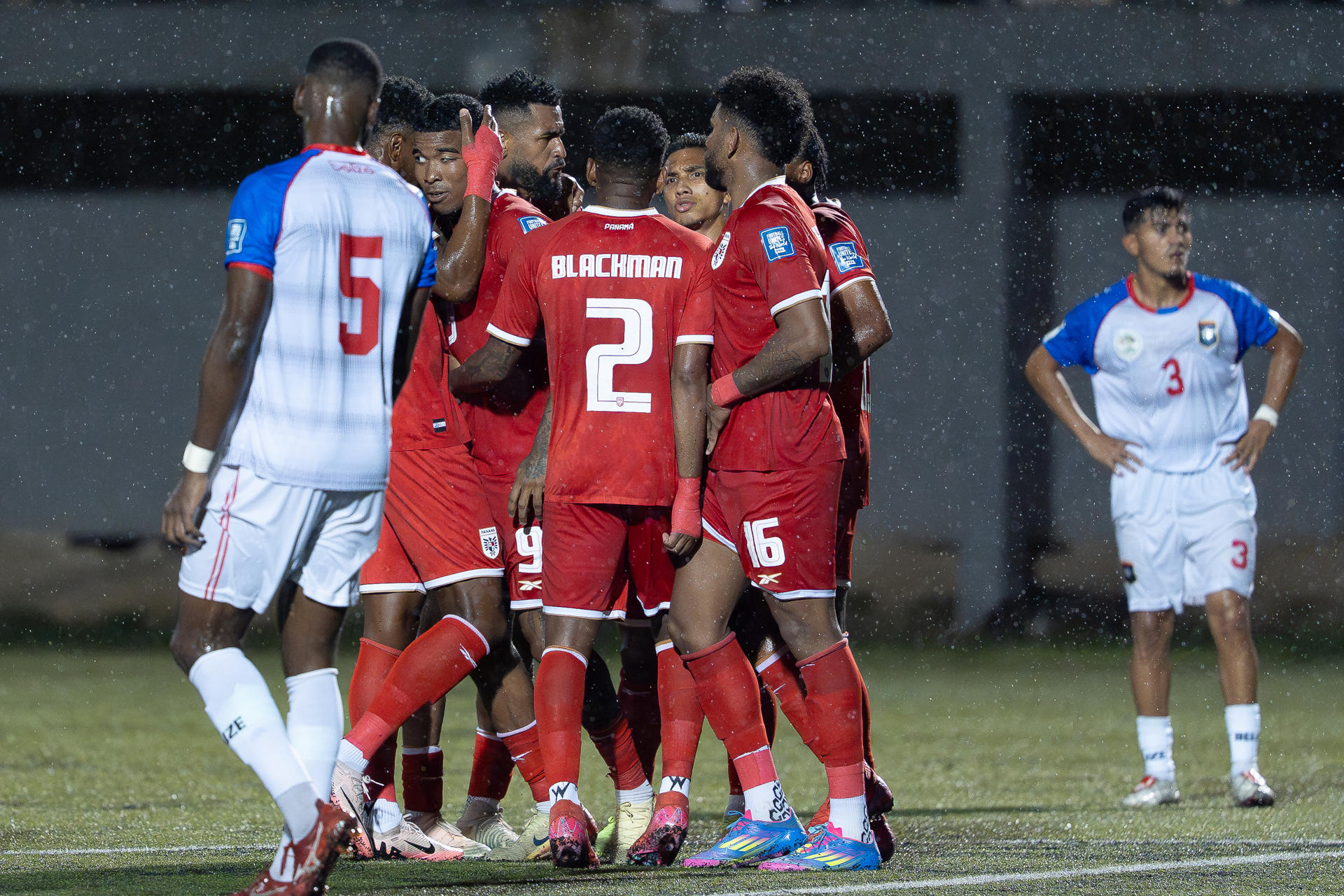Los jugadores de la "Sele" festejan el gol de Eduardo Guerrero. /EFE