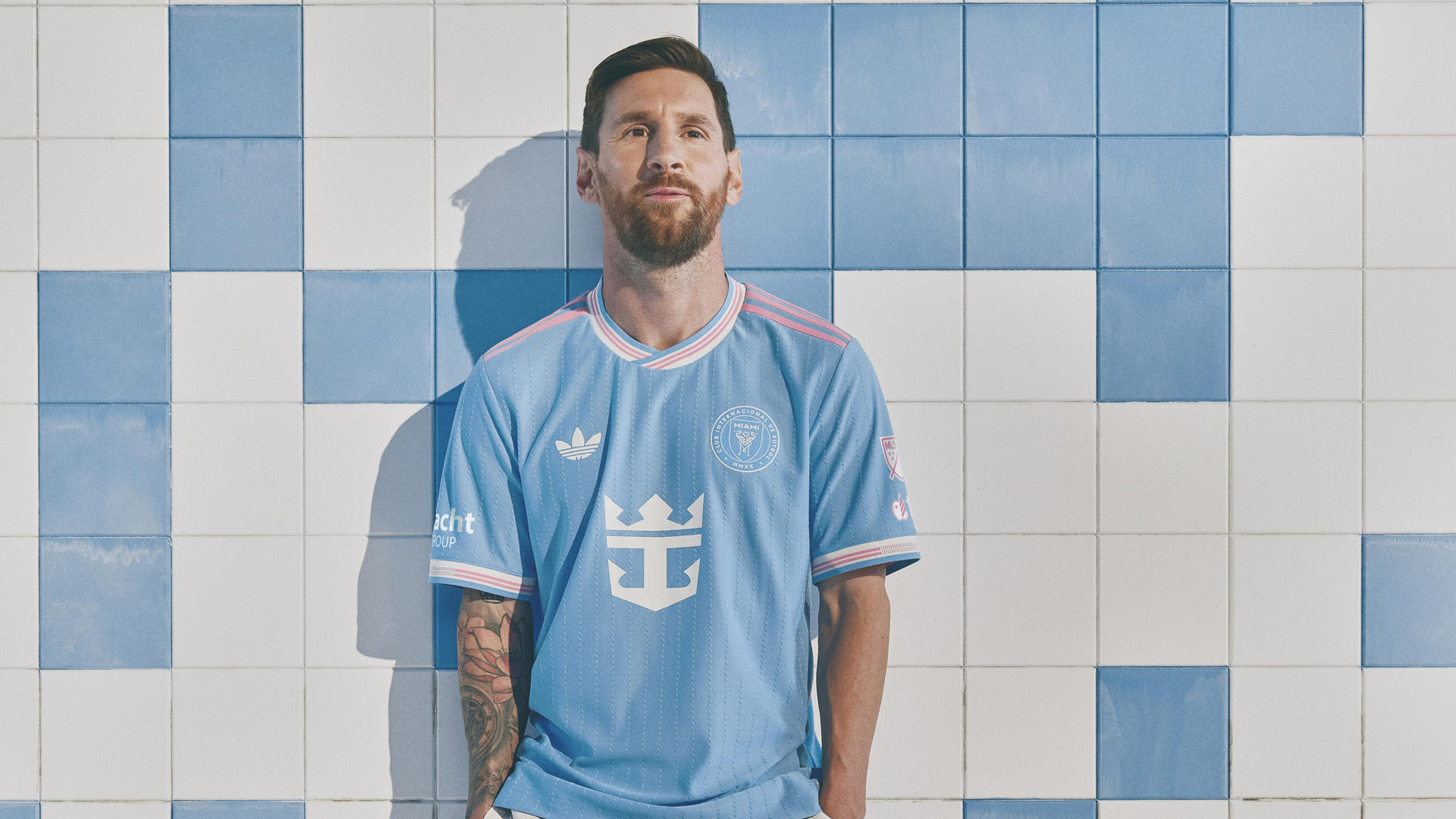 Lionel Messi vistiendo la nueva indumentaria del Inter Miami. 