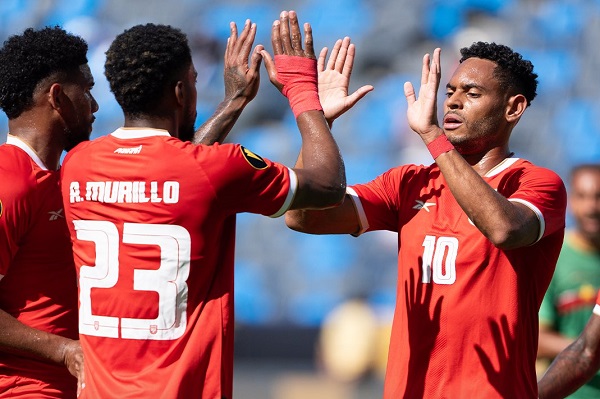 Ismael Díaz (der.) es felicitado por sus compañeros. Foto: Fepafut